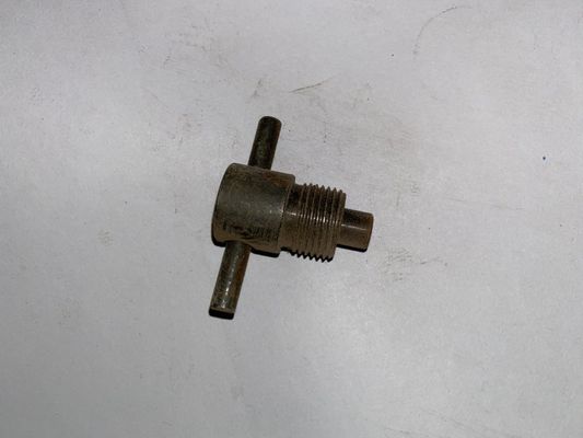 Componente estándar tornillo de sangrado de hierro para el generador de Jichai Chidong motor 12V. 10.10