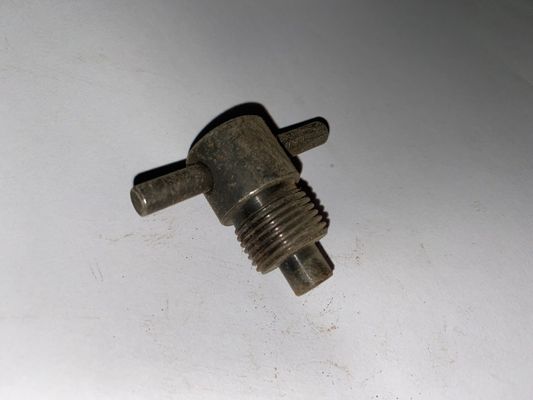 Componente estándar tornillo de sangrado de hierro para el generador de Jichai Chidong motor 12V. 10.10