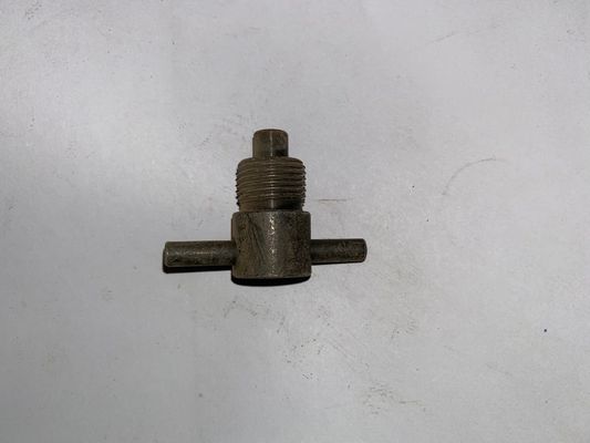 Componente estándar tornillo de sangrado de hierro para el generador de Jichai Chidong motor 12V. 10.10