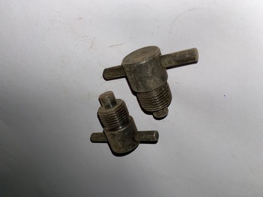 Componente estándar tornillo de sangrado de hierro para el generador de Jichai Chidong motor 12V. 10.10